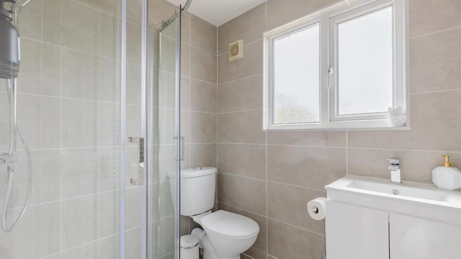 Spacious 4Bd Home With Large Garden East London 0*,