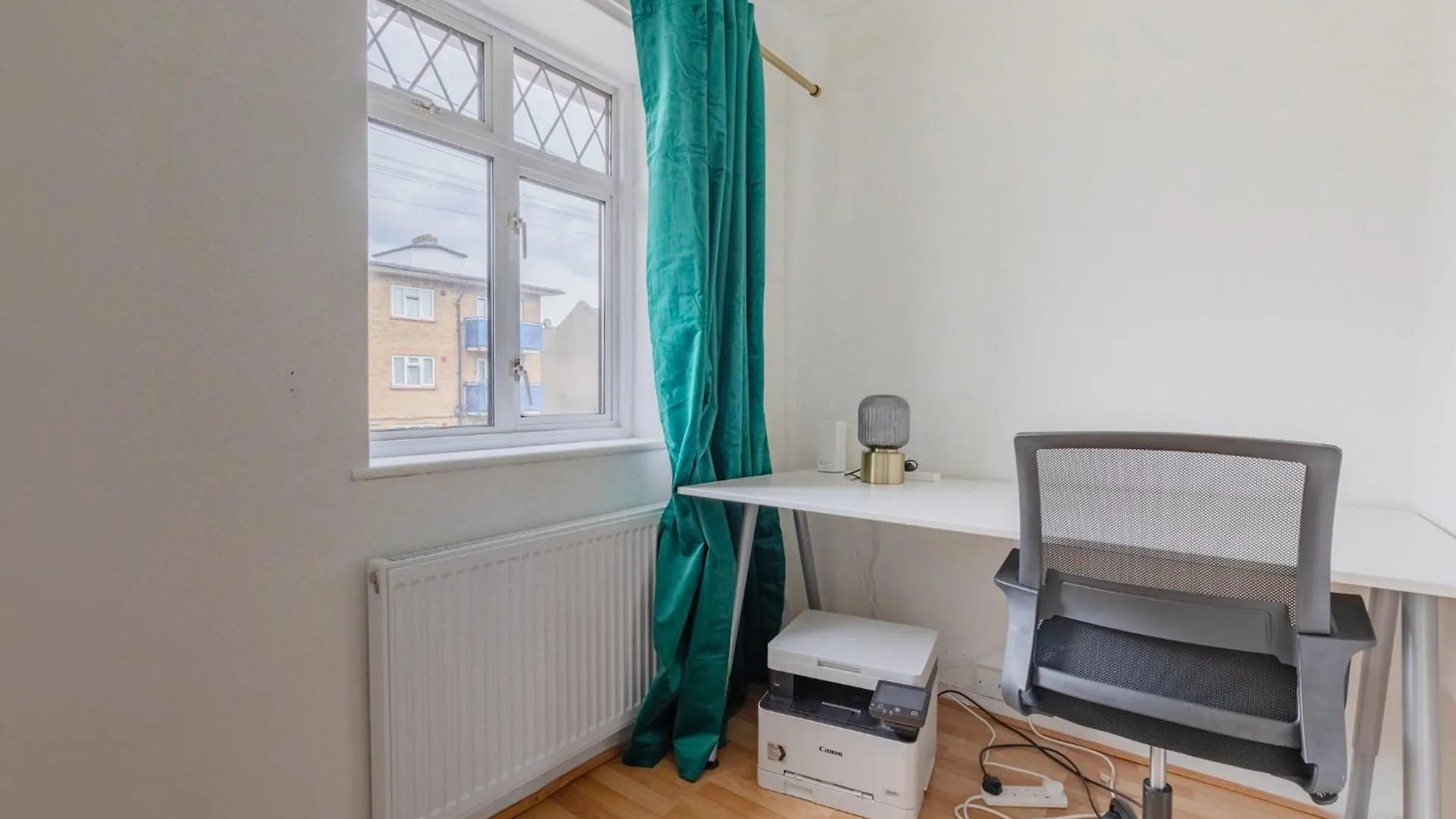 Spacious 4Bd Home With Large Garden East London 0*,  United Kingdom